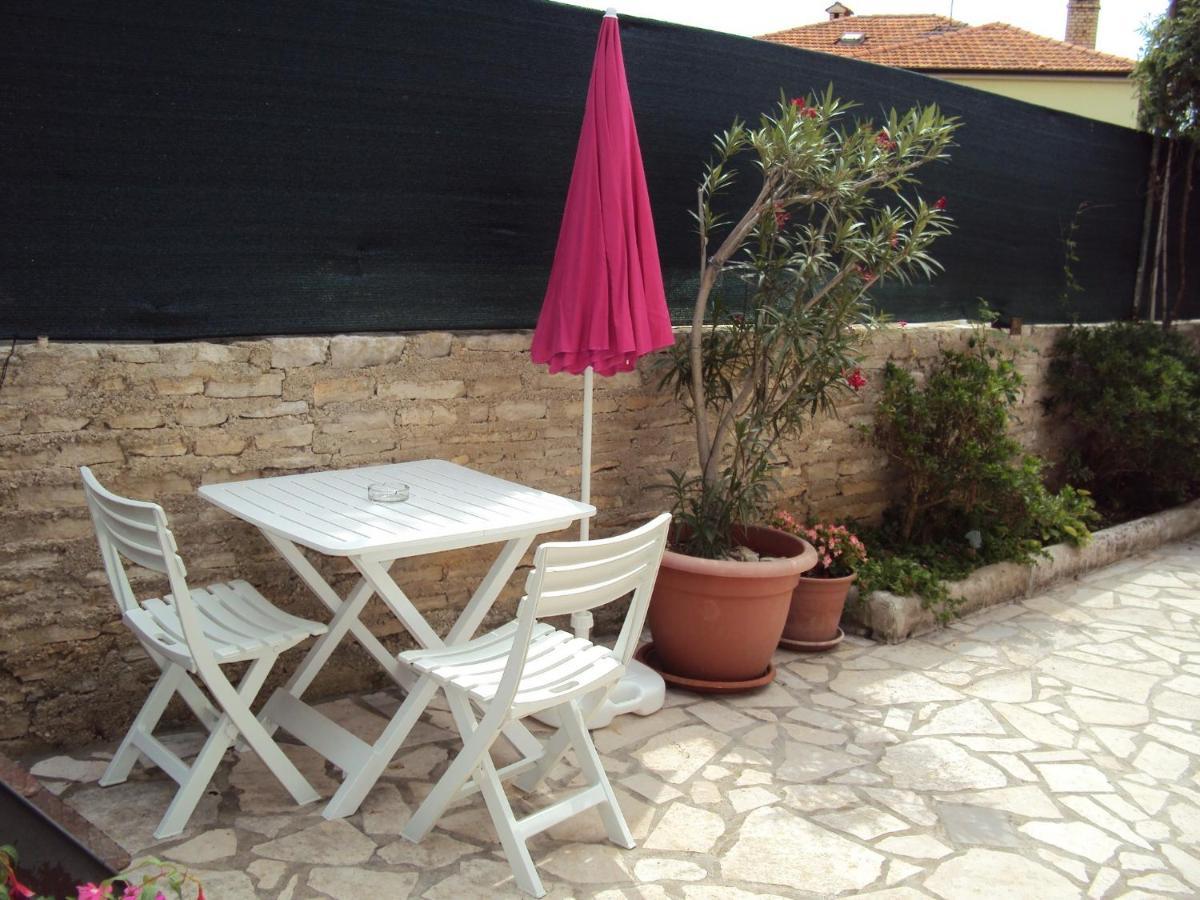 Apartments With A Parking Space Pula - 6985 Exterior photo